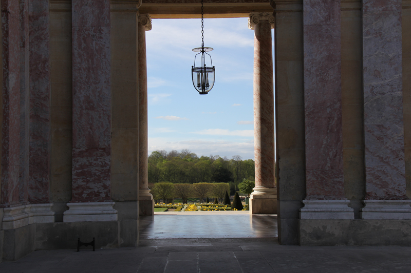 Péristyle du Grand Trianon, perspective vers le jardin à la française