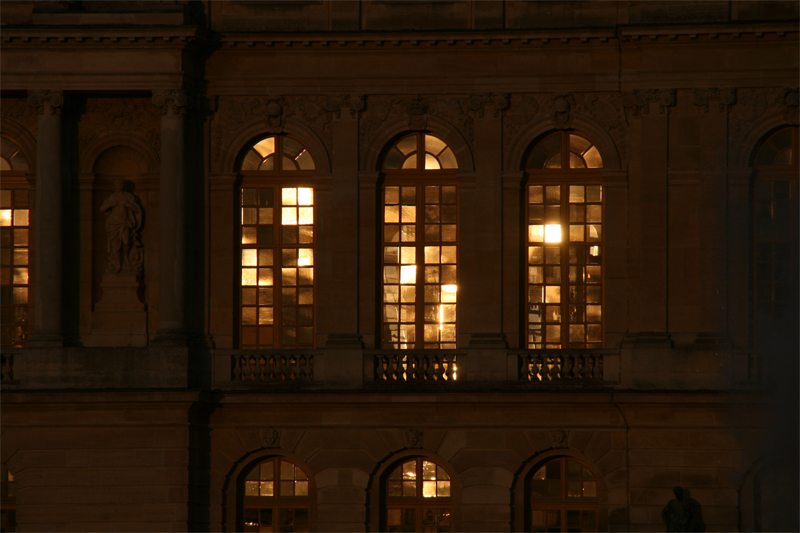 Reflet doré du soleil couchant sur les fenêtres de la Galerie des Glaces
