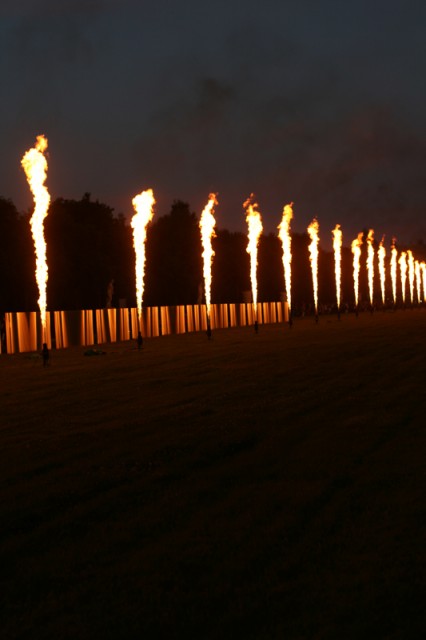 Pyrotechnie sur la Grande Perspective se reflétant sur l'exposition Lee Ufan